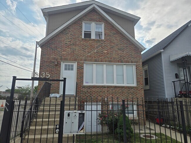 Building Photo - 1935 N Leamington Ave Unit 1