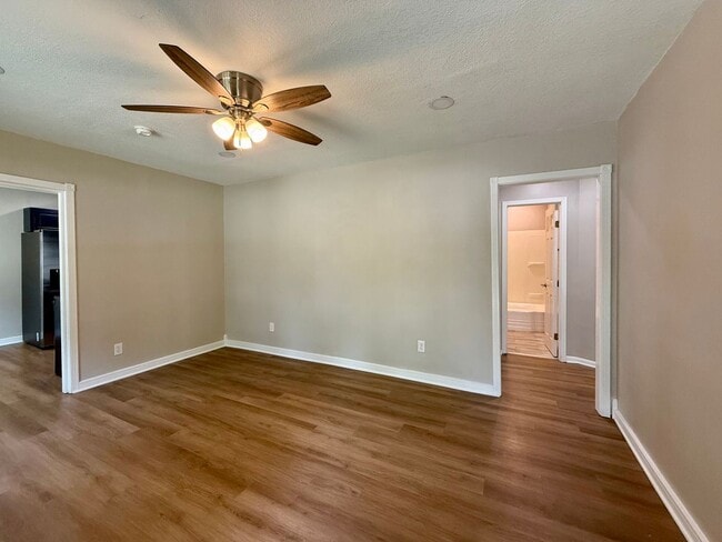 Photo - 633 Atherton St