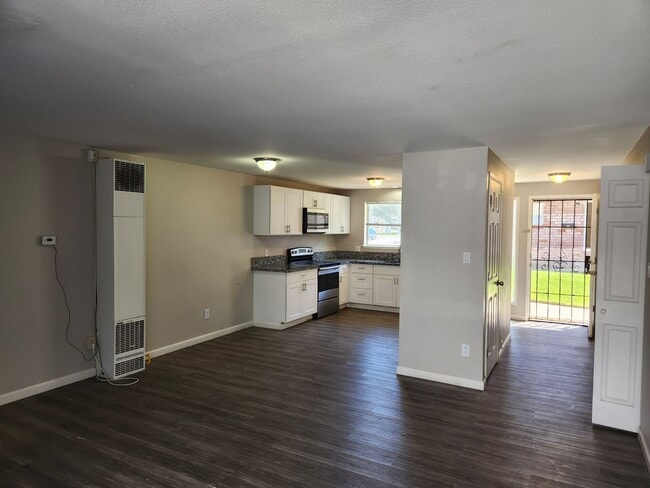 Photo - 2 Bedroom Townhouse With Great Freeway Access