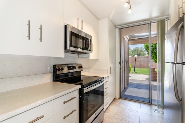 2 BR, 2BA 1,420 sf - kitchen outside