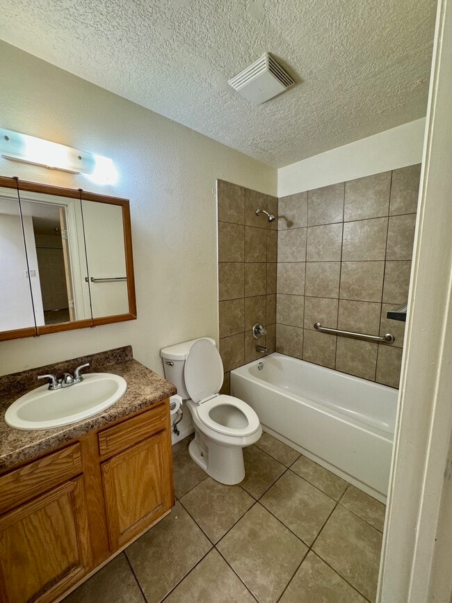 Photo - 625 Louisiana Blvd SE Unit B