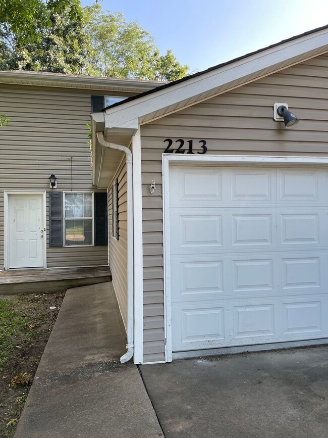 Building Photo - 2213-2215-2215 Live Oak Ln Unit 2213 Live Oak Ln.