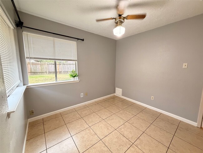 Building Photo - 9311 Crescent Moon Dr