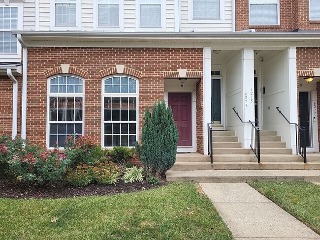 Building Photo - Fantastic 2 Bed 2.5 Bath Interior Townhome...