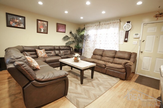 682 Lexington Avenue #TownhouseR - 682 Lexington Avenue #TownhouseR Unit Townhouse