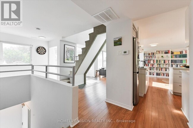 Photo - 400 Summerhill Ave Unité 3rd Flr