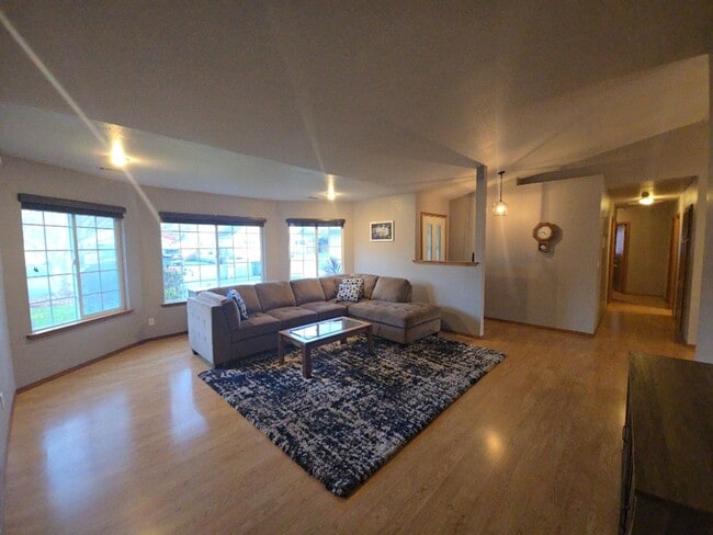 Photo - Pet friendly! 3DB/2BA Fortuna home on quiet road!