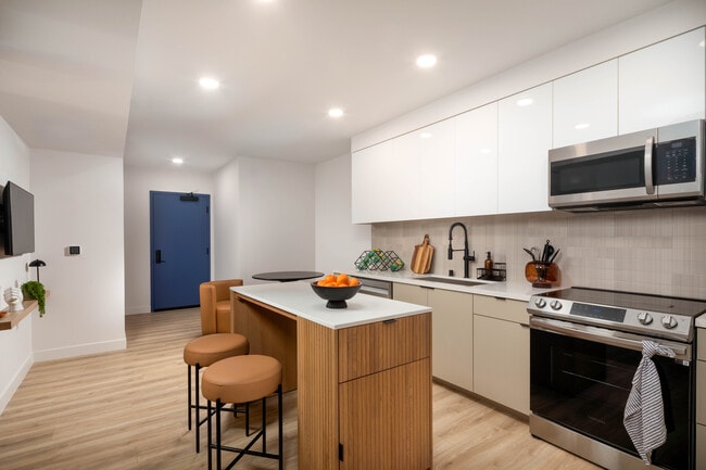 Cocina y sala de estar compartidas en unidad compartida de 5 habitaciones