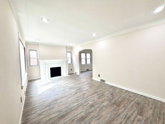 Photo - 16822 Robson St
