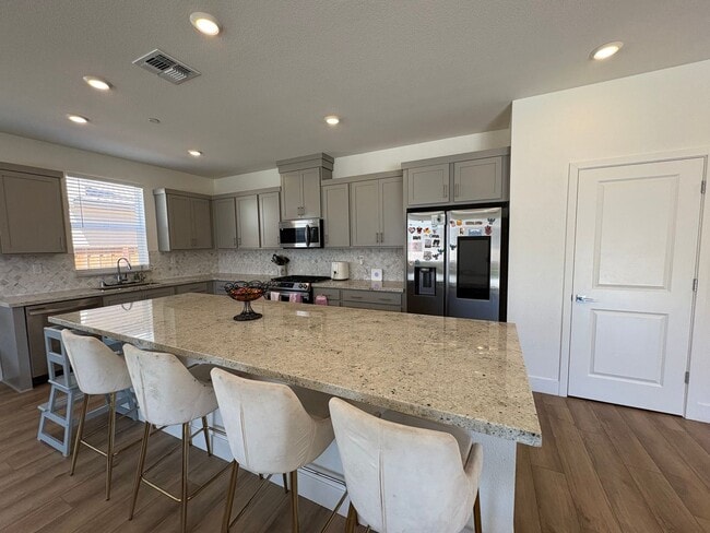 Building Photo - Gorgeous 4 Bedroom Home in Quiet Hollister...