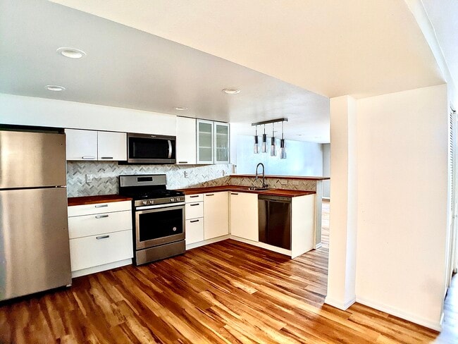 Building Photo - 5404 NE 54th Ave Unit B