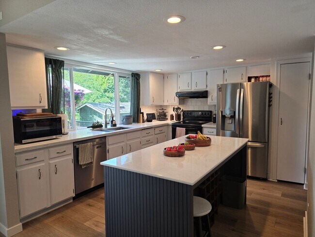 Photo - Lea Hill tri-level home - 3 bedroom 2.5 bath home - Feels like new/ Remodeled - A Must see - Avai...