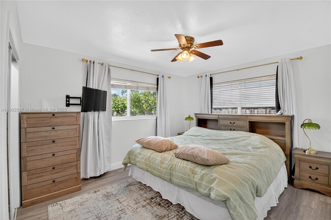 Photo - 554 NW 46th St