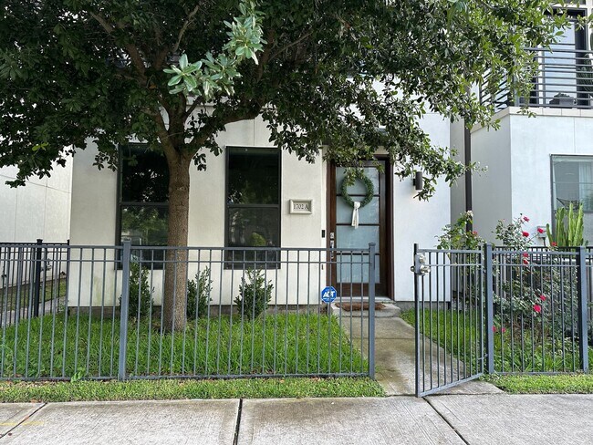 Photo - 1702 Alamo St