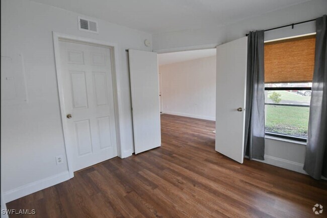 Building Photo - 5327 Summerlin Rd Unit 2701 Rental