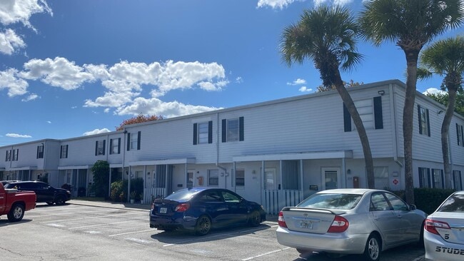 Building Photo - 1820 Amberly Ave