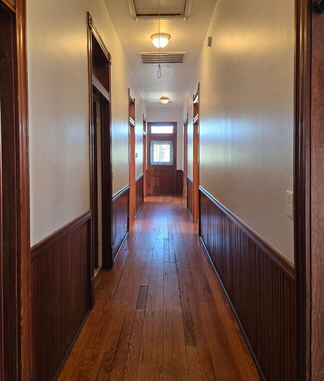 Photo - Large one story 3 bedroom Victorian cottage