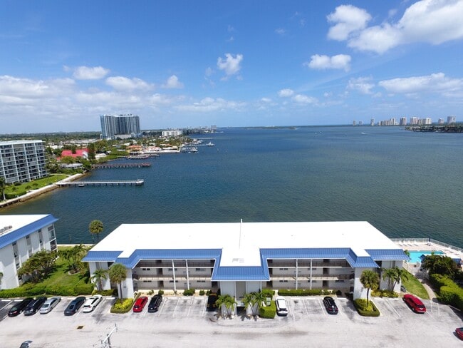 Building Photo - 400 Wilma Cir