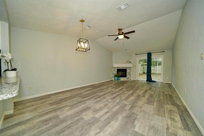 3421 N Carnation Ct