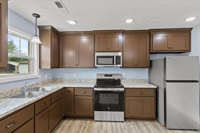 Building Photo - Move In Ready Duplex! $1,200 Rent Credit on 13 Month Lease.