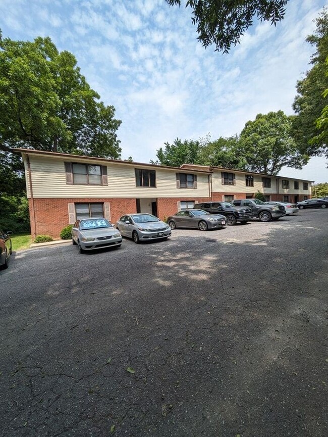 Building Photo - 1BD/1BA Upstairs Unit 10