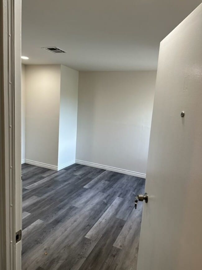 Photo - 11231 Oxnard St Unidad 0003