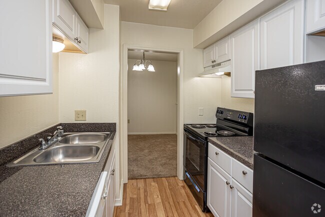 1BR, 1BA - 750SF