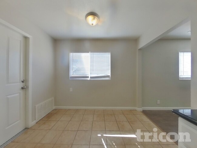 Photo - 916 Jacobsen St