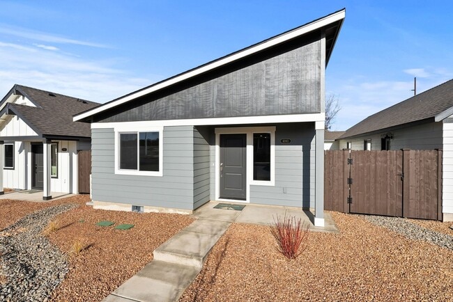 Building Photo - Modern 3 Bed/2 Bath Single-Level Home with Open Living - Redmond