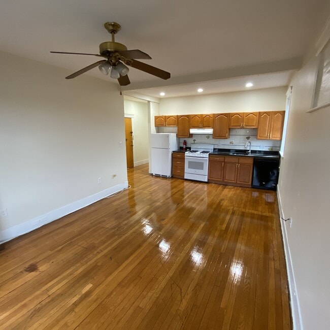 Building Photo - 1412 Commonwealth Ave Unit 16