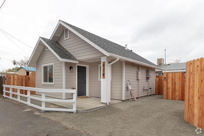Building Photo - $1,350 Clovis Cottage 1 Bedroom Home Sierr...