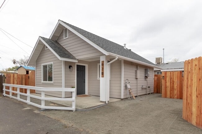 $1,350 Clovis Cottage 1 Bedroom Home Sierr... - $1,350 Clovis Cottage 1 Bedroom Home Sierr...