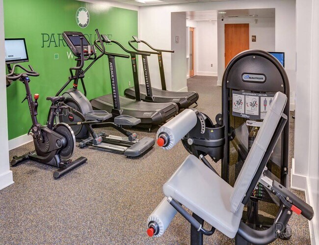 25296_10_hdp_parksquarewest_int_fit3 - Park Square West