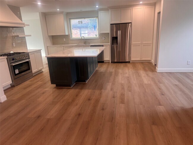 Photo - 4726 Ivanhoe St