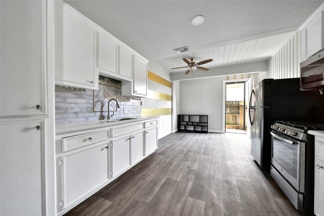 Building Photo - 28 Lakeway St