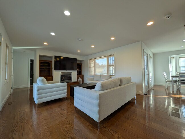 Photo - 130 River Dr