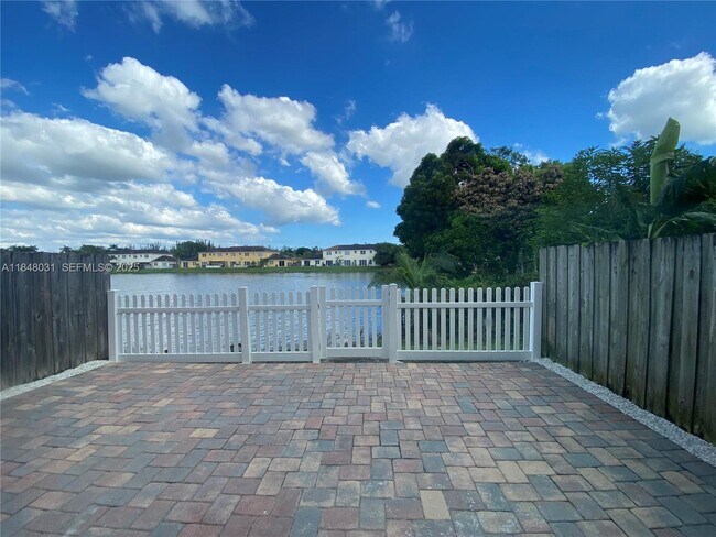 Photo - 949 NE 42nd Ave