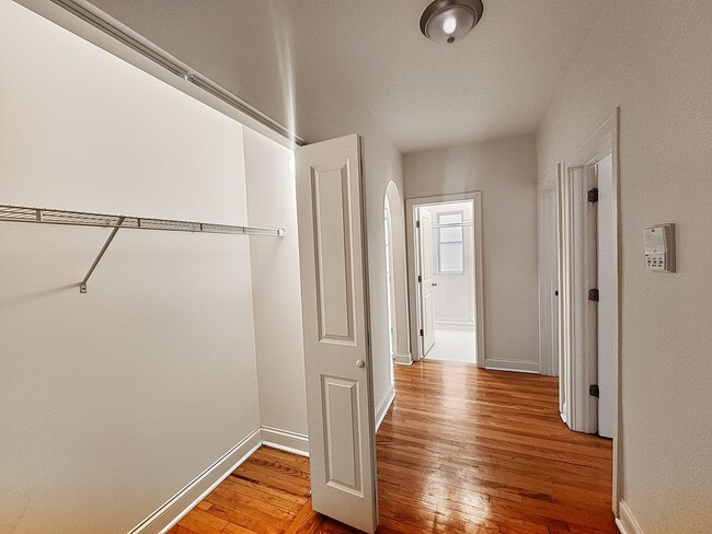 Photo - Large 2-bed/2-bath Apartment With Updated Kitchen and Large Living Room Unit 3403B-2