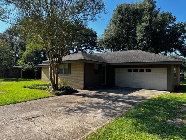 3 Bedroom, 1.5 Bathroom, Brick Home with l... - 3 Bedroom, 1.5 Bathroom, Brick Home with l...