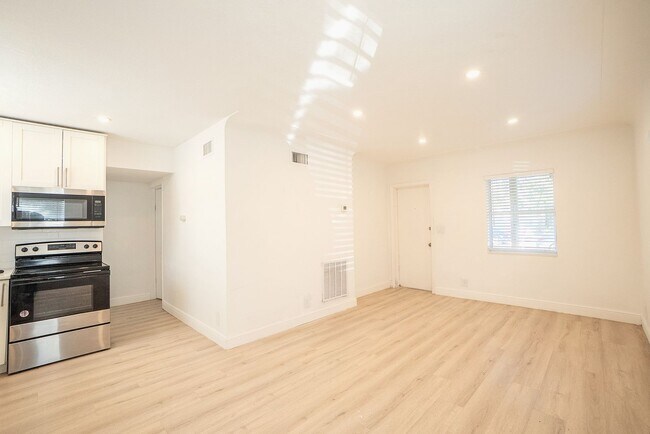 Photo - Charming 2 units building in Prime St. Pete Location Unit Cozy apt A