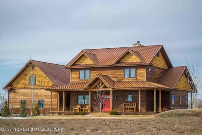 Building Photo - Stunning Seasonal Rental on 5.18 Acres – B...