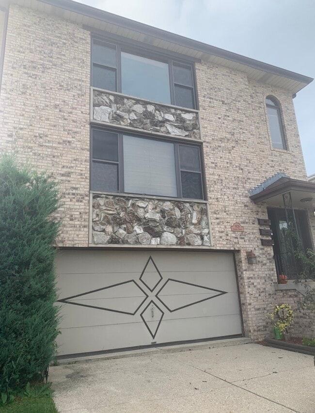 Building Photo - 8826 N Chester Ave Unit 2