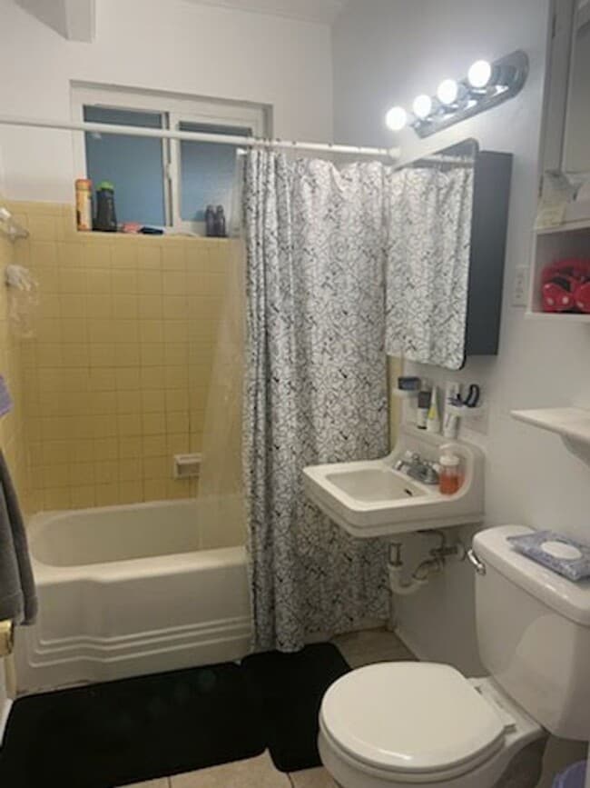 Photo - 2 bed 1 bath house near UF law available Jan 1st