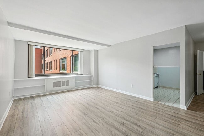 Building Photo - Spacious & Bright Studio at River Place
