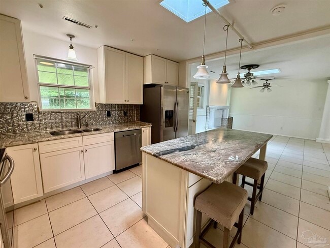 204 Nandina Rd