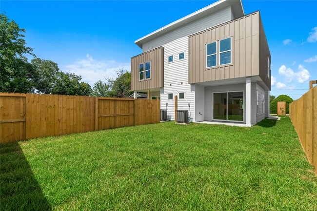 Photo - 8022 Colonial Ln