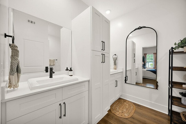 Pointe Grand Primary Bath