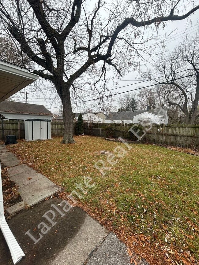 Photo - 1921 Northover Rd
