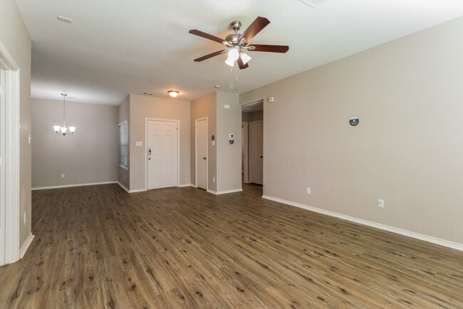 Photo - 816 Lightningbug Ln