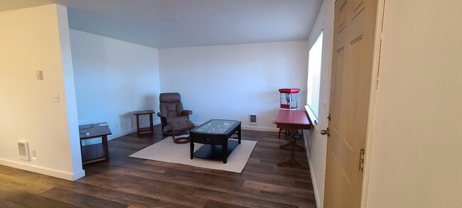 Living room - 442 SW Coast Ave Unit 442